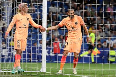 0-3. Yannick Carrasco celebra el tercer tanto que marca en el minuto 45 de partido con Antoine Griezmann.