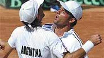 <b>A MÁS DE 210 POR HORA.</B> Calleri (derecha) saca a 214 km/h.