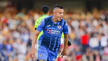 Roberto Alvarado festeja un gol con Cruz Azul