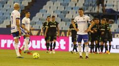 Los jugadores del Zaragoza se lamentan tras el 0-3 del Legan&eacute;s.