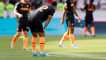 Stuttgart (Germany), 23/07/2022.- Valencia players react during the international friendly soccer match between VfB Stuttgart and FC Valencia in Stuttgart, Germany, 23 July 2022. (Futbol, Amistoso, Alemania) EFE/EPA/RONALD WITTEK
