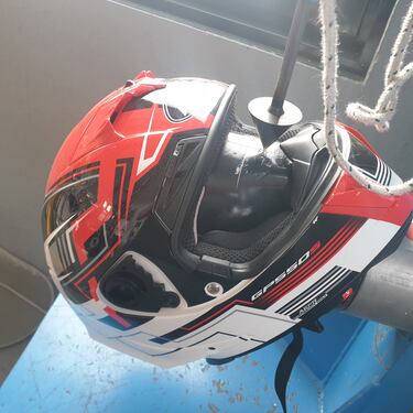 Así se fabrica un casco de carreras