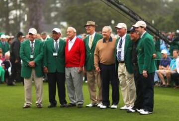 Arnold Palmer de los Estados Unidos, Jack Nicklaus de los Estados Unidos y Gary Player de Sudáfrica posan con los miembros antes de la primera ronda del torneo Masters 2013 en el Augusta National Golf Club