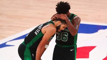 Marcus Smart y Jayson Tatum, durante el quinto partido de las finales de la Conferencia Este de los playoffs de la NBA 2020, que ha enfrentado a Boston Celtics y a Miami Heat