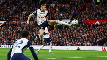 Kulusevski golpea un balón en el aire ante el United.