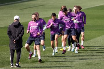 Carlo Ancelotti oversees the team training session before the game against Espanyol.