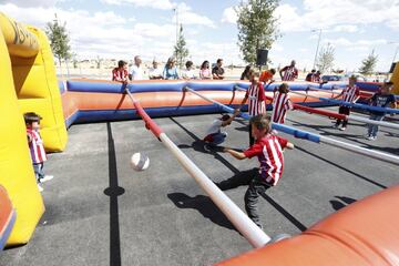 Desde las 10:00 de la mañana los aficionados atléticos celebran el estreno del nuevo estadio rojiblanco Wanda Metropolitano en los alrededores del estadio.