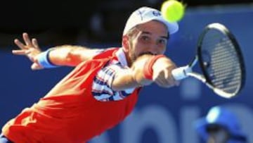 El kazajo Mikhail Kukushkin devuelve una bola en su semifinal de Sidney, en la que se impuso al argentino Leonardo Mayer.