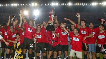 Real Mallorca players celebrate their win against Recreativo Huelva during Spain King's Cup Final in Elche, Spain on June 28, 2003. Real Mallorca won 3-0 and clinched the Cup. REUTERS/Felix Ordonez
