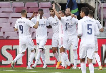 Los jugadores del Real Madrid celebrando el gol 1-2 de Sergio Ramos de penalti 