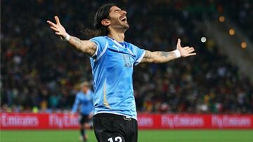 El delantero uruguayo jugará en el Central Español de la Segunda División de Uruguay, y está a un club de empatar el récord del alemán Pfannenstiel.