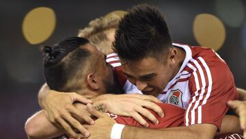 El 'Pity' Martínez celebra con sus compañeros el segundo gol de River Plate frente a Belgrano en casa
