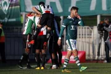 Palestino celebra uno de los seis goles que le marcó a Wanderers.