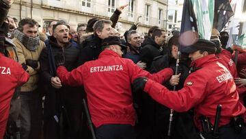 Agentes de la Ertzaintza durante una protesta en defensa de reivindicaciones laborales en la que han participado frente al Parlamento Vasco para exigir al Gobierno regional que negocie una solución a los problemas de organizacion recortes y segurid