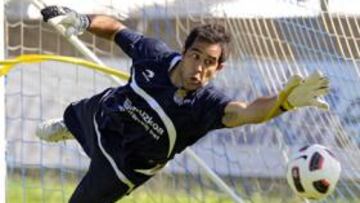 <b>AGILIDAD. </b>Bravo demostró con sus paradas ante el Espanyol que es un portero muy ágil.