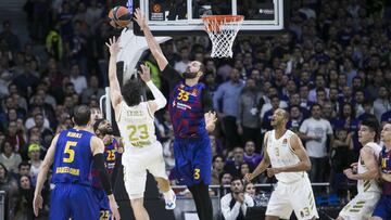 Nikola Mirotic trata de taponar a Sergio Llull en el único Clásico que se disputó en la Euroliga la temporada pasada. El Madrid ganó al Barça por 86-76 el 14 de noviembre de 2019.