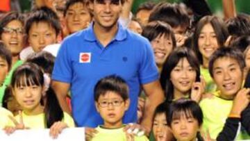 <b>AMIGOS. </b>Nadal, con Nalbandián en un acto solidario en Tokio.