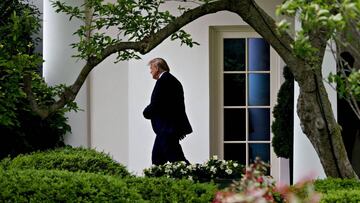 Washington (United States), 14/05/2020.- US President Donald J. Trump exits the Oval Office of the White House before boarding Marine One in Washington, DC, USA, 14 May 2020. Trump is visiting the factory of Owens and Minor, a medical equipment distributo