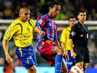 Bezares pugna por un balón con Ronaldinho en una foto de archivo