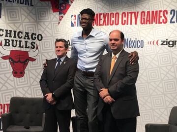 En orden: Raúl Zárraga, director de NBA-México; Mo Bamba, jugador de Orlando Magic, e Ignacio Saenz.