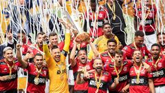 Diego Ribas y Diego Alves celebran el t&iacute;tulo de la Supercopa de Brasil con el Flamengo.