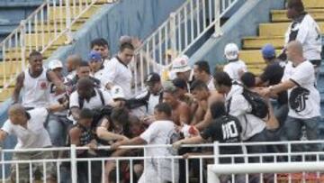 Hinchas de Vasco linchan a un seguidor del Atl&eacute;tico Paranaense.