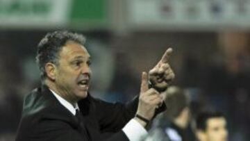 El entrenador del Granada, Joaquín Caparrós, da instrucciones a sus jugadores en el partido ante la Real Sociedad.