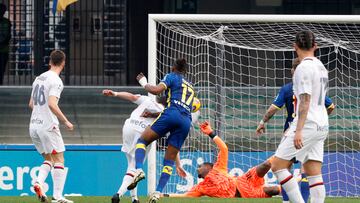 Soccer Football - Serie A - Hellas Verona v AC Milan - Stadio Marc'Antonio Bentegodi, Verona, Italy - March 17, 2024 Hellas Verona's Tijjanni Noslin scores their first goal REUTERS/Ciro De Luca