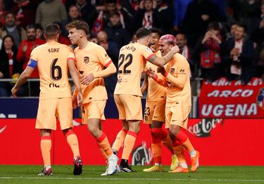 Griezmann celebra el 1-0 al Athletic Club con sus compañeros de equipo. 
 
