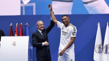 Florentino Pérez levanta el brazo a Kylian Mbappé. 