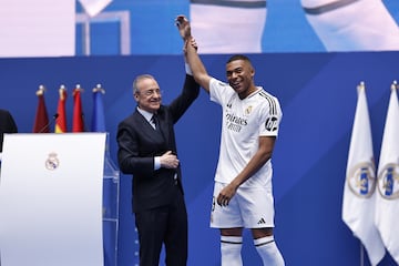 Florentino Pérez levanta el brazo a Kylian Mbappé durante la presentación del francés como nuevo jugador del Real Madrid.