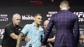 Despu&eacute;s de que en la conferencia de prensa, Conor McGregor tirara una patada a Dustin Poirier. El pesaje se llev&oacute; de manera calmada y sin inconvenientes.