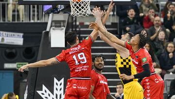 GRANADA, 28/12/2023.- Los jugadores de Covirán Granda Pere Tomàs (i) y Joe Thomasson (d) taponan a Giorgi Shermadini (2d), del Lenovo Tenerife, durante el partido de La Liga Endesa de Baloncesto entre los equipos Coviran Granada-Lenovo Tenerife 2023 - 2024, correspondiente a la decimosexta jornada de competición disputado en el Palacio de Deportes de Granada. EFE/Miguel Ángel Molina