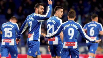 El delantero del RCD Espanyol, Borja Iglesias (2i), celebra su gol anotado ante el CD Leganés, durante el partido correspondiente a la decimoctava jornada de LaLiga Santander disputado hoy en el estadio de Cornellà-El Prat, en Barcelona.