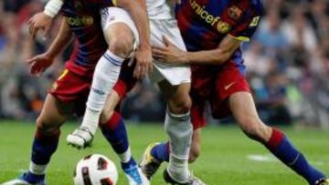 Pepe pelea un balón ante Villa y Busquets el año pasado.