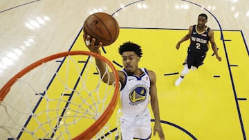 JGM04. Oakland (United States), 29/04/2018.- Golden State Warriors guard Quinn Cook (L) goes to the basket as New Orleans Pelicans guard Ian Clark (R) looks on during the first half of the NBA Western Conference Semifinals basketball game one between the 