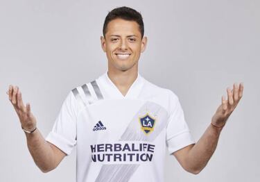 LA Times shows pictures of Chicharito with LA Galaxy kit