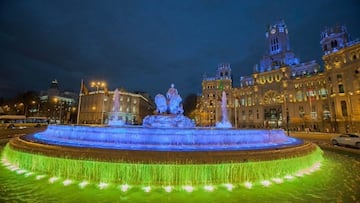 La fuente de Cibeles iluminada con los colores de la bandera de Ucrania.