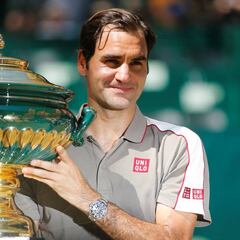 Federer limbers up for Wimbledon with 10th Halle title