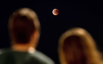 Imagen del eclipse lunar con luna de sangre 2018 desde Ámsterdam, la capital de los Países Bajos.