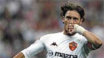 <b>SOLIDARIO</b>. Totti paga de su salario los sueldos de los juveniles.