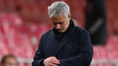 Mourinho mirando el reloj durante un partido con el Tottenham