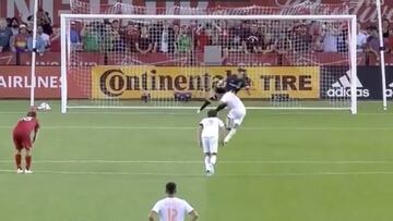 Fin del partido, el VAR cobra penal y el Pity Martínez hace esto...