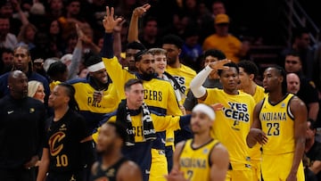 CLEVELAND (United States), 14/05/2025.- Indiana Pacers players celebrate during the first half of the NBA Playoffs Eastern Conference Semifinals game five between the Indiana Pacers and the Cleveland Cavaliers in Cleveland, Ohio, USA, 13 May 2025. (Baloncesto) EFE/EPA/DAVID MAXWELL SHUTTERSTOCK OUT