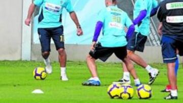 <b>CON EL GRUPO. </b>Apoño, en la sesión de ayer en el anexo de La Rosaleda.