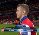 Un doblete de Wilshere acercan los octavos y el liderato