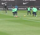Nuevo detalle de calidad de un sonriente Neymar en el rondo