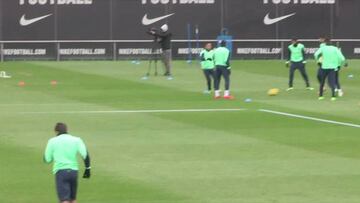 Nuevo detalle de calidad de un sonriente Neymar en el rondo