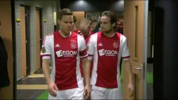 Jairo Riedewald da el liderato al Ajax tras su doblete al Roda