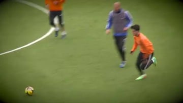 Zidane enseña a los jugadores del Madrid cómo se juega